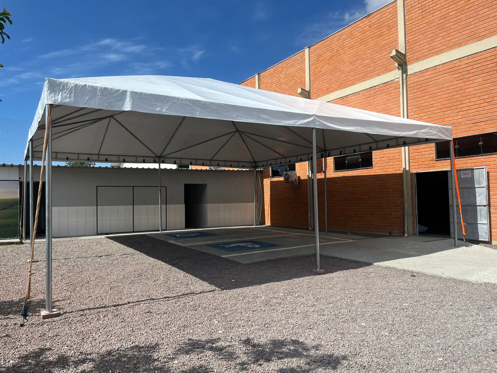 Cobertura piramidal em estacionamento