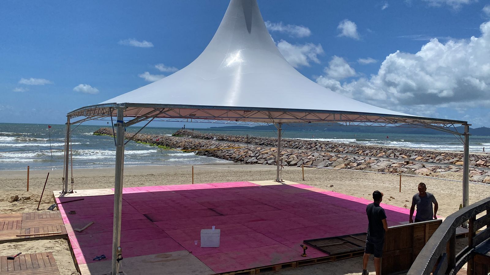 Tenda e tablado montados na praia
