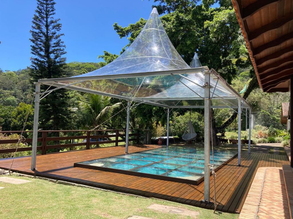 Tenda transparente sobre deck