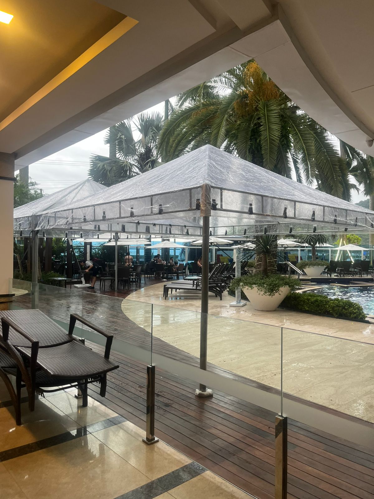 Tenda transparente em área de piscina