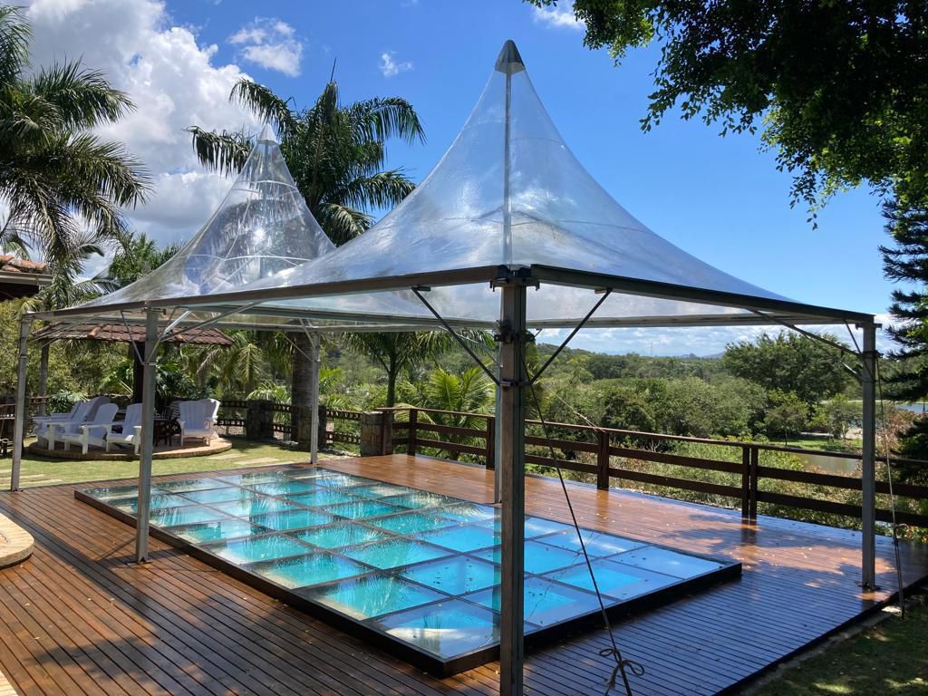 Tenda transparente instalada sobre piso de vidro