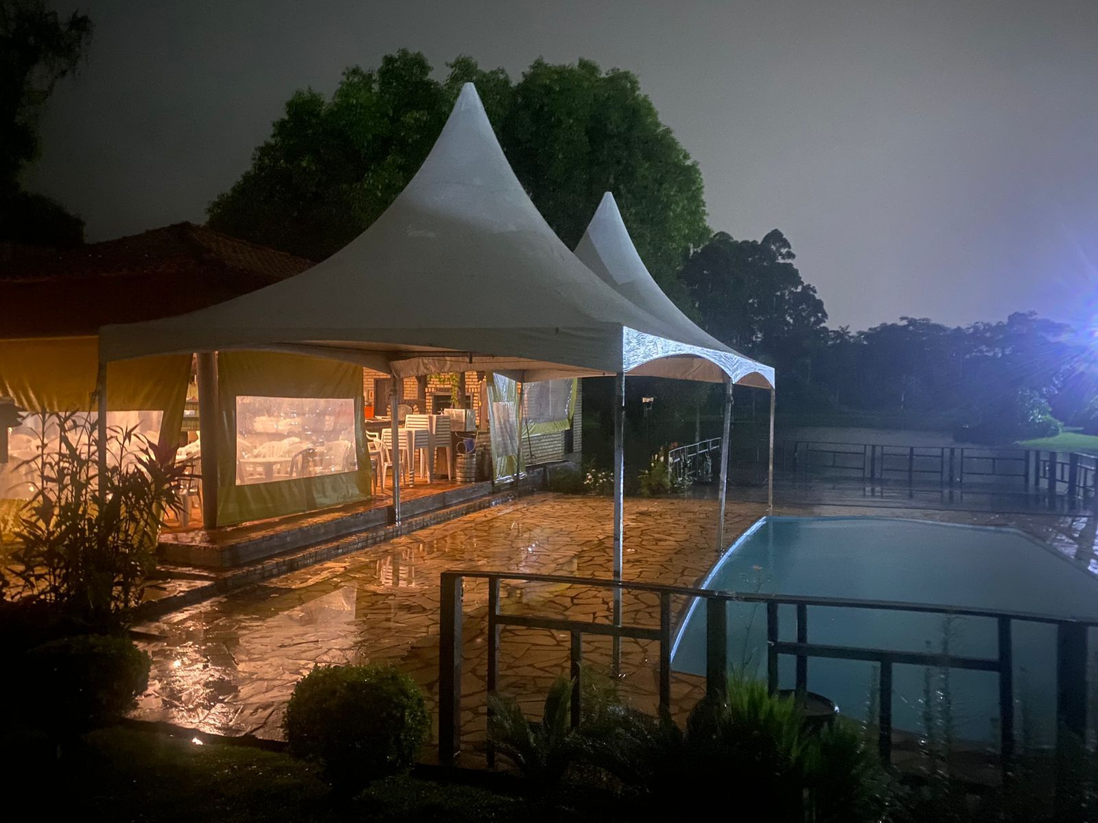 Tendas protegendo evento durante a chuva