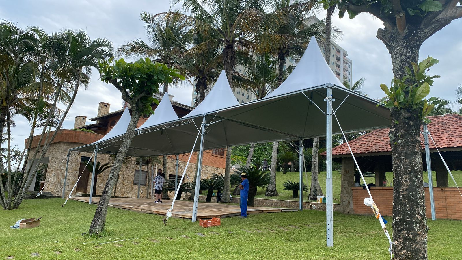 Estrutura para evento em jardim
